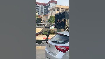 Het is de taak van politieagenten om mensen in nood te helpen.