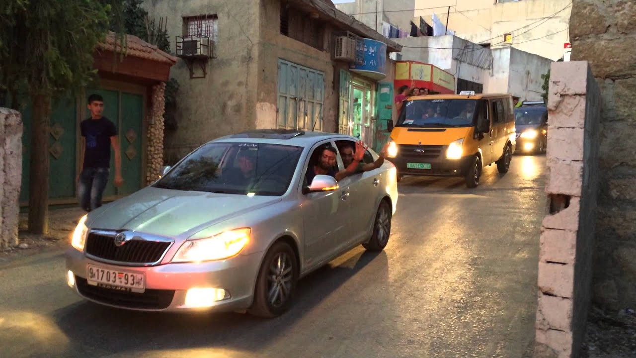 احتفال جماهير خاراس بالفوز على استقلال يطا