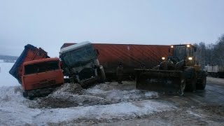 На трассе Уфа-Оренбург фура столкнулась с КамАЗом На трассе Уфа-Оренбург фура столкнулась с КамАЗом