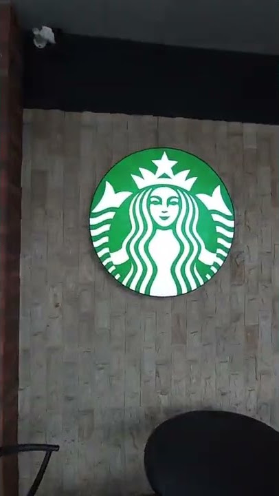 Suasana Ngopi Outdoor di Starbuck Plaza Renon Denpasar Bali saat Hujan Gerimis di Sore Hari