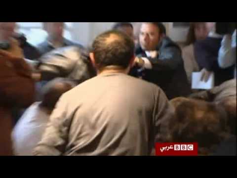 الزيدي يواجه حذاء احد الصحفيين في باريس