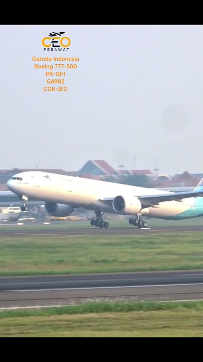 Pesawat Garuda Boeing 777 Lepas Landas di Bandara Soekarno Hatta CGK ✈️ #shorts #trending #fyp #fly