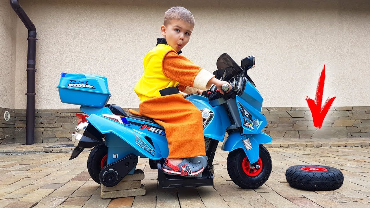 Dima déballe une moto pour enfants