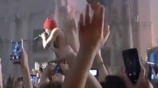 Twenty One Pilots - Holding Onto You live in London