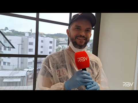 Cabeleireiro atende pacientes internados no hospital de forma voluntária