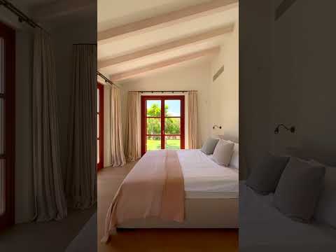 Video: Tricolored Mallorcan Dream House reflectând în piscină