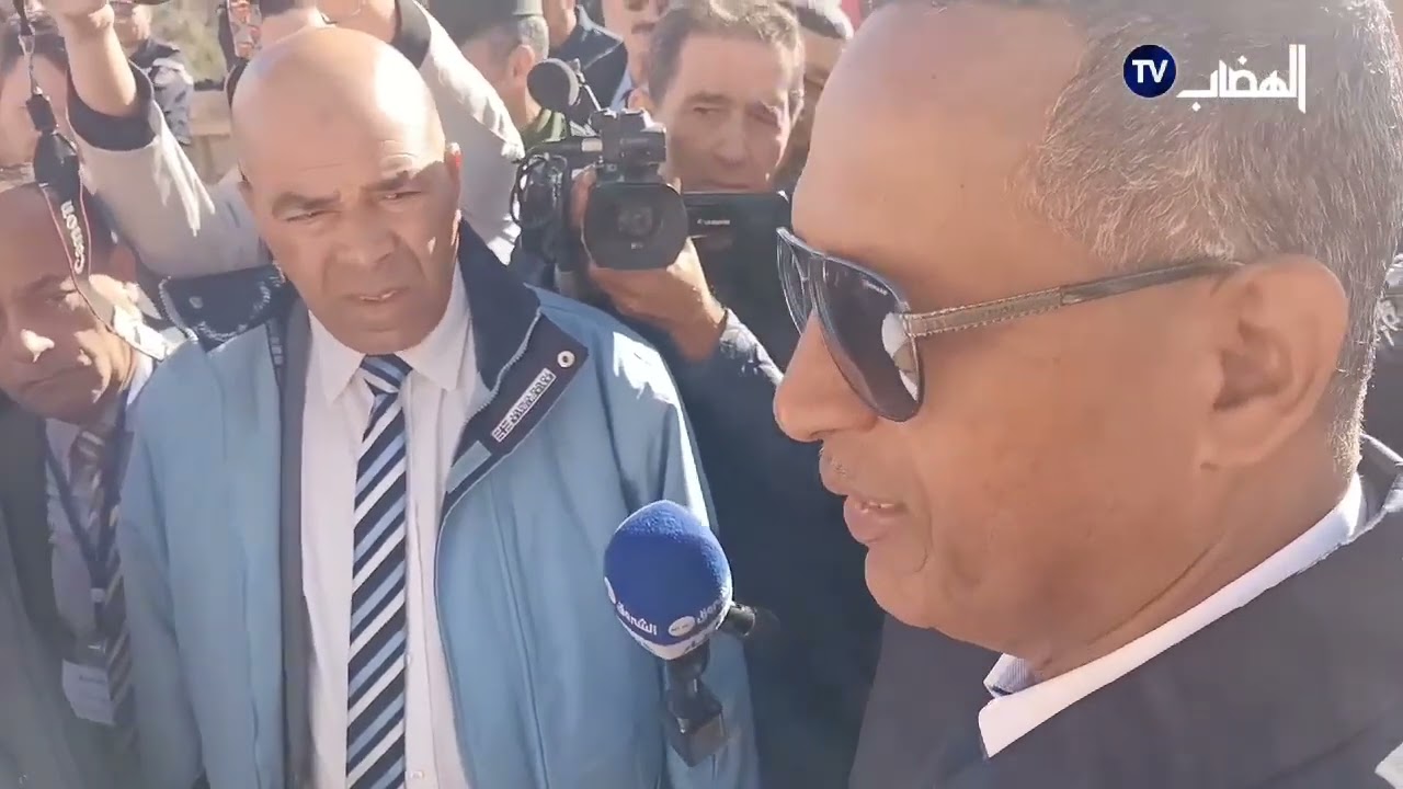 باتنة:شيخ من منطقة تفلفال للسيد الوالي واحد مايطل علينا والوالي يرد انت عينيا وانا لي نجي نطل عليكم