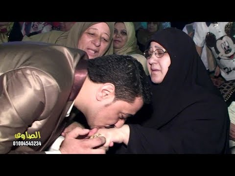 أم العريس تبكي و ابنها بيعطيها هدية فرح أخوه شريف الغمراوى حسن أبو على