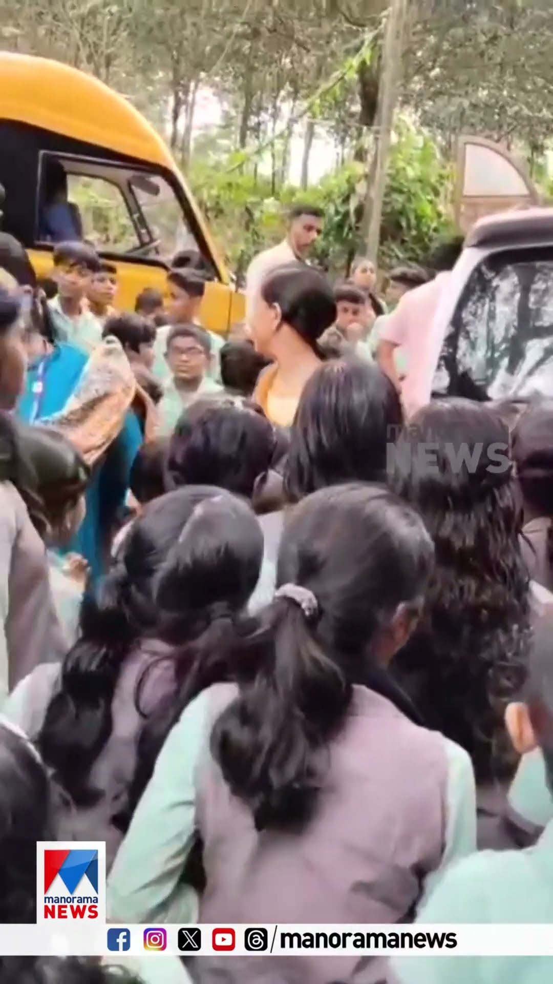 പോവല്ലേ ടീച്ചറേ...സ്ഥലംമാറിപ്പോകുന്ന അധ്യാപികക്ക് കുട്ടികളുടെ കണ്ണീരിൽ കുതിർന്ന യാത്രയയപ്പ് #teacher