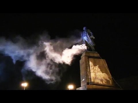 На митинге в центре Харькова снесен памятник Ленину
