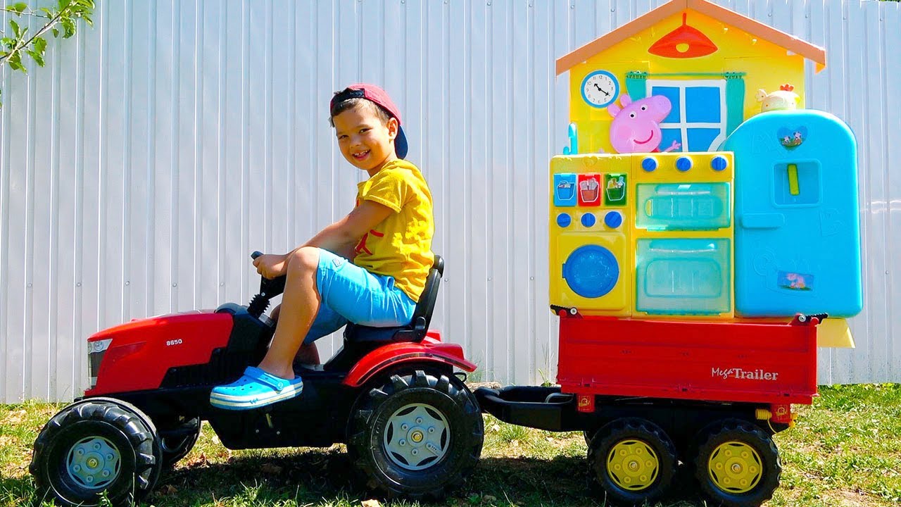 Маленький Егорка катается на Тракторе и собирает игрушки
