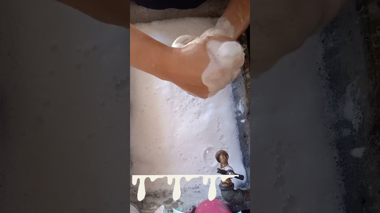 Lavando con jabón blu blanco y rosa (2/3)