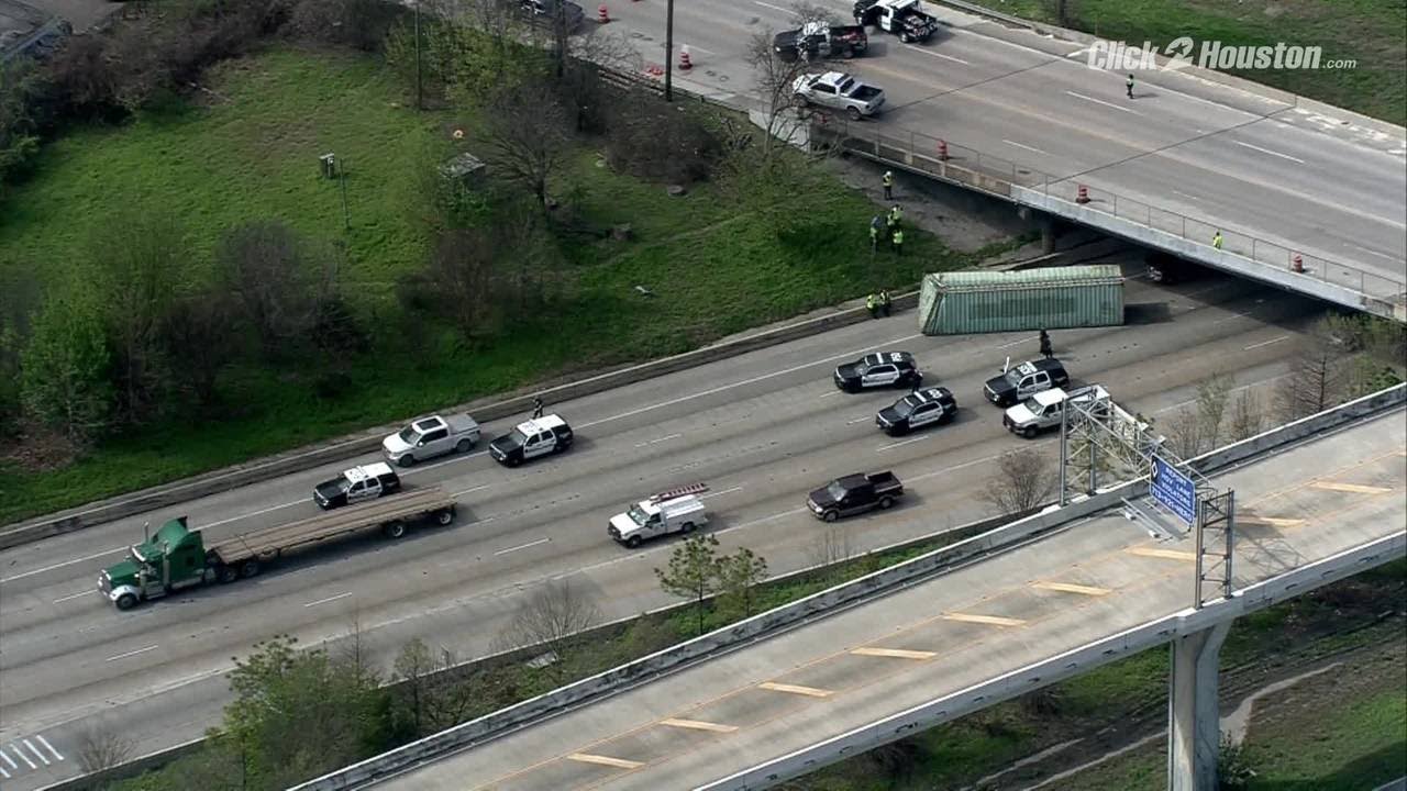 Sky 2 flies over scene of tractor-trailer crash on Katy Freeway - YouTube