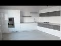 Кухня Эмаль белый глянец интегрированные ручки 19 мм с комбинированными фасадами Egger Дуб Вайт
