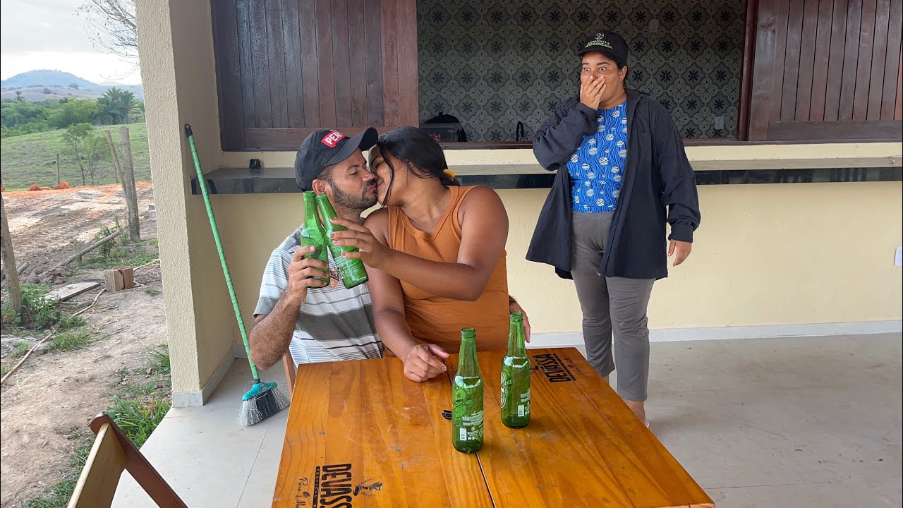 Mulher trabalhando quem nem uma doida e seu marido na boca de um bar com outra vejam 