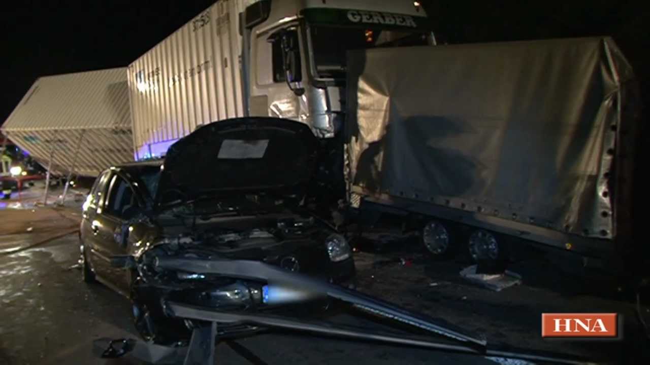 Unfall auf A44: Lkw fährt in Stauende - zwei Menschen schwer verletzt