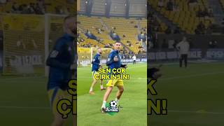 Thumbnail for Cristiano Ronaldo, peşini bırakmayan çakmasına tepki gösterdi! 😅 "Kardeş çok çirkinsin!"
