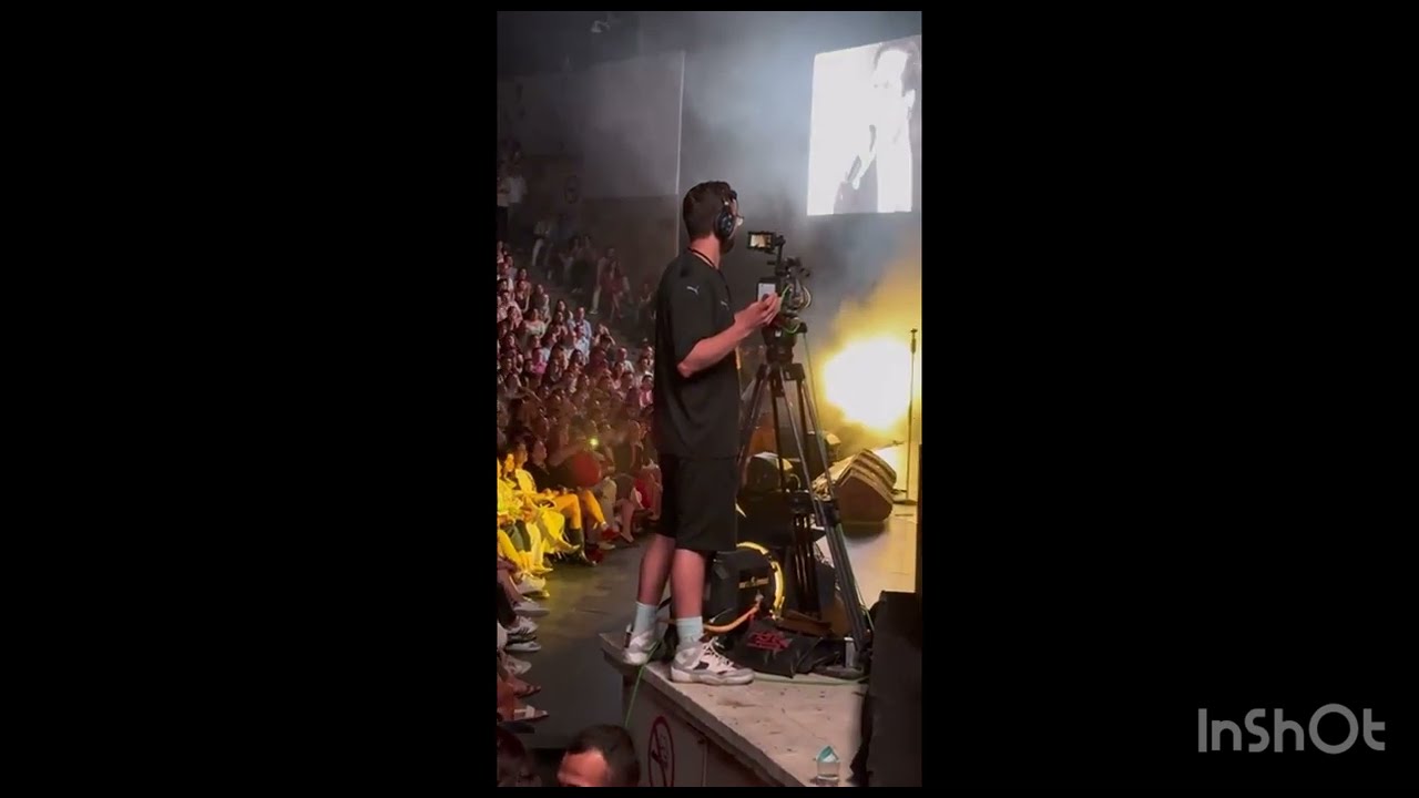 Serenay Sarıkaya sevgilisi Mert Demir’in konserinde yerinde duramadı! Yeni şarkısını ilk kez söyledi