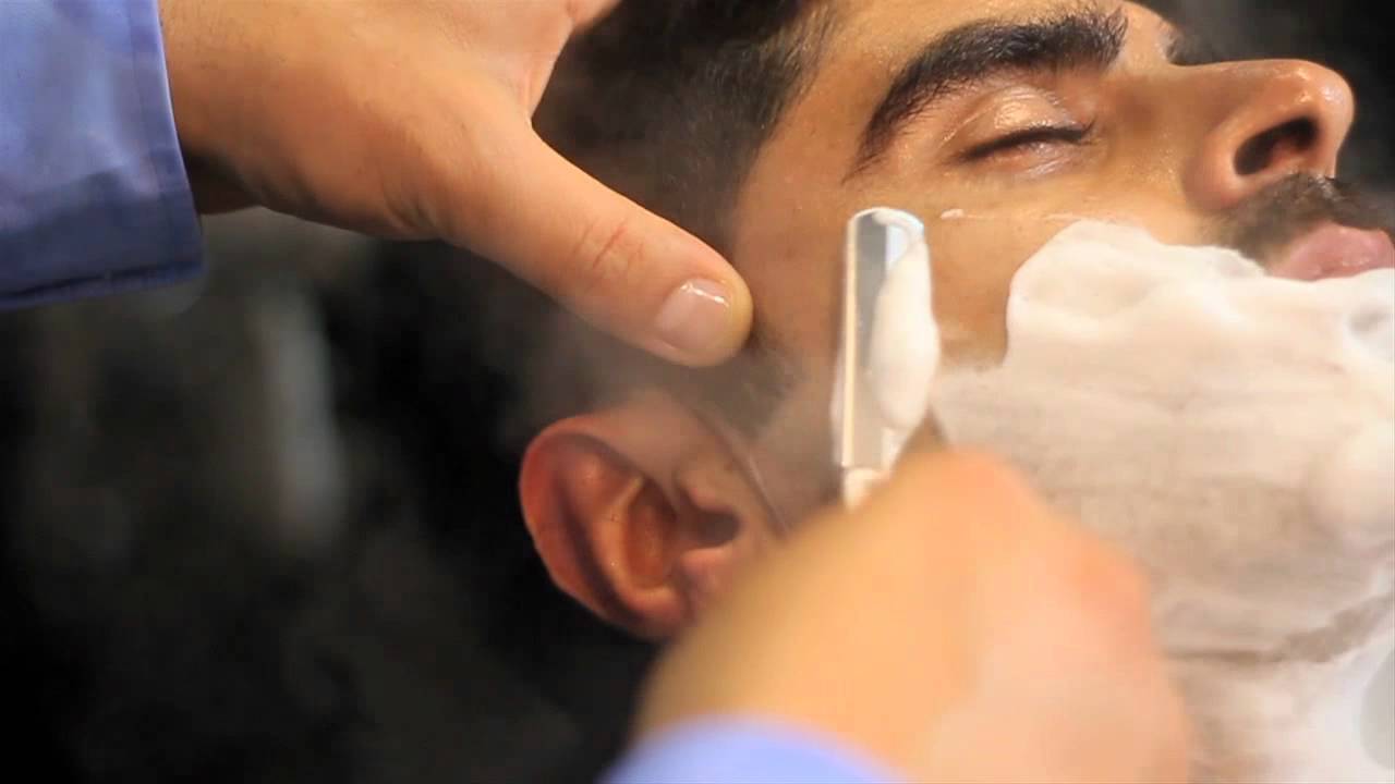 Распаривать лицо перед бритьем. Распарить лицо. Техника бритья опасной бритвой. Бриться перед операцией