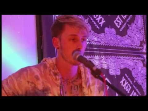 Everlong cover (Live from The Blvd) – Machine Gun Kelly x Tillie mp3 ke stažení