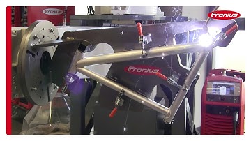 Hàn khung xe đạp nhôm với nguồn hàn Fronius và bộ đồ gá xoay