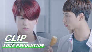 Clip: Kim Younghoon‘s Cheese Hotdog Is Stolen By Park Jihoon | Love Revolution EP15 | 恋爱革命 | iQIYI