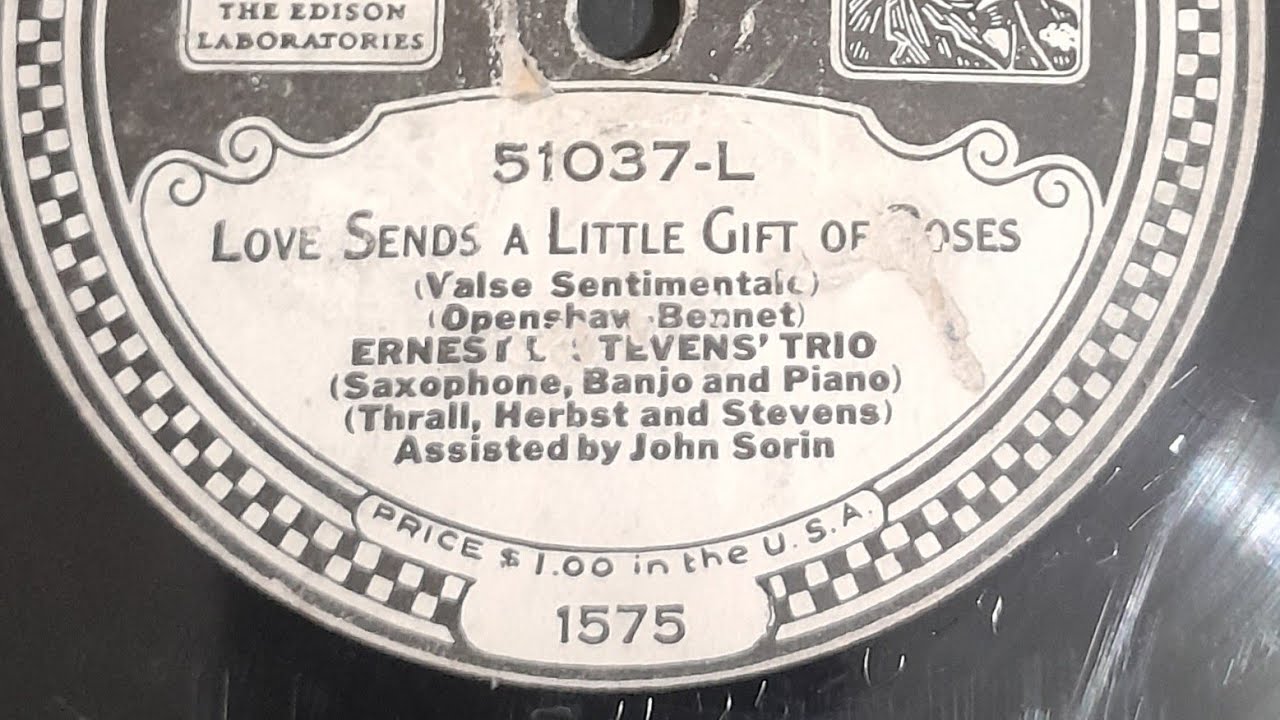 Любовь посылает маленькие подарки из роз.  Love sends a little gift of roses