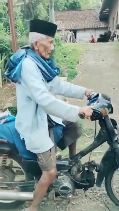 Kakek kakek belajar motor terjatuh