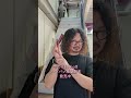 ドサクサで財布を宣伝する職人。