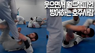 웃으며 월드챔피언과 맞다이하는 호주사람 An Australian trading blows with a world champion—with a smile on his face.