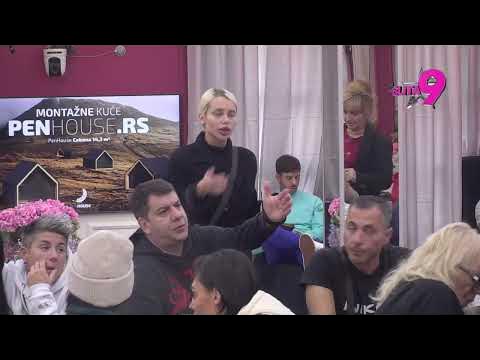 Yalangoch suzuvchilar tasvirlangan suzish havzalarining ayollar kiyinish xonalaridan fotosuratlar