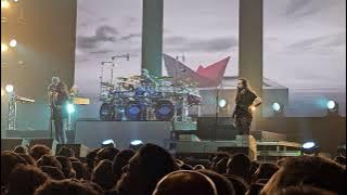 Mike Portnoy interrupts the show by reporting to his bandmates that a fan appears to have fainted!😧😰