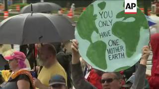 Thousands brave rain at washington science march