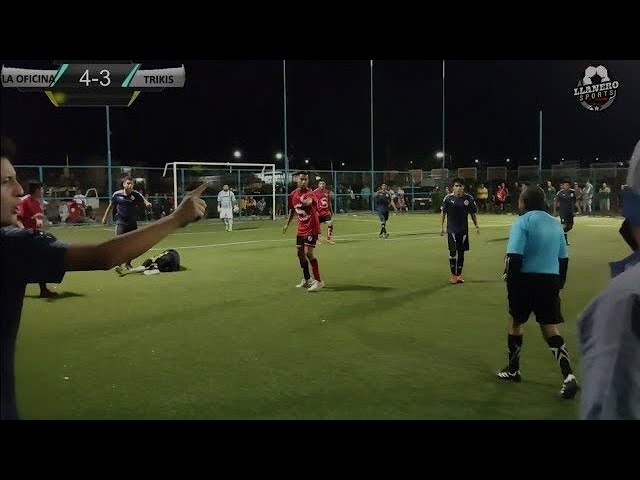 ASÍ SE JUEGA UNA FINAL DE FUT 7  LA OFICINA VS TRIKIS  ( CATEGORIA LIBRE) class=