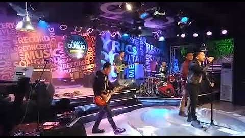 The Potters Aw Aw Aw Beside Stage