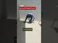 كينيدي يمسك ثعابين بيديه