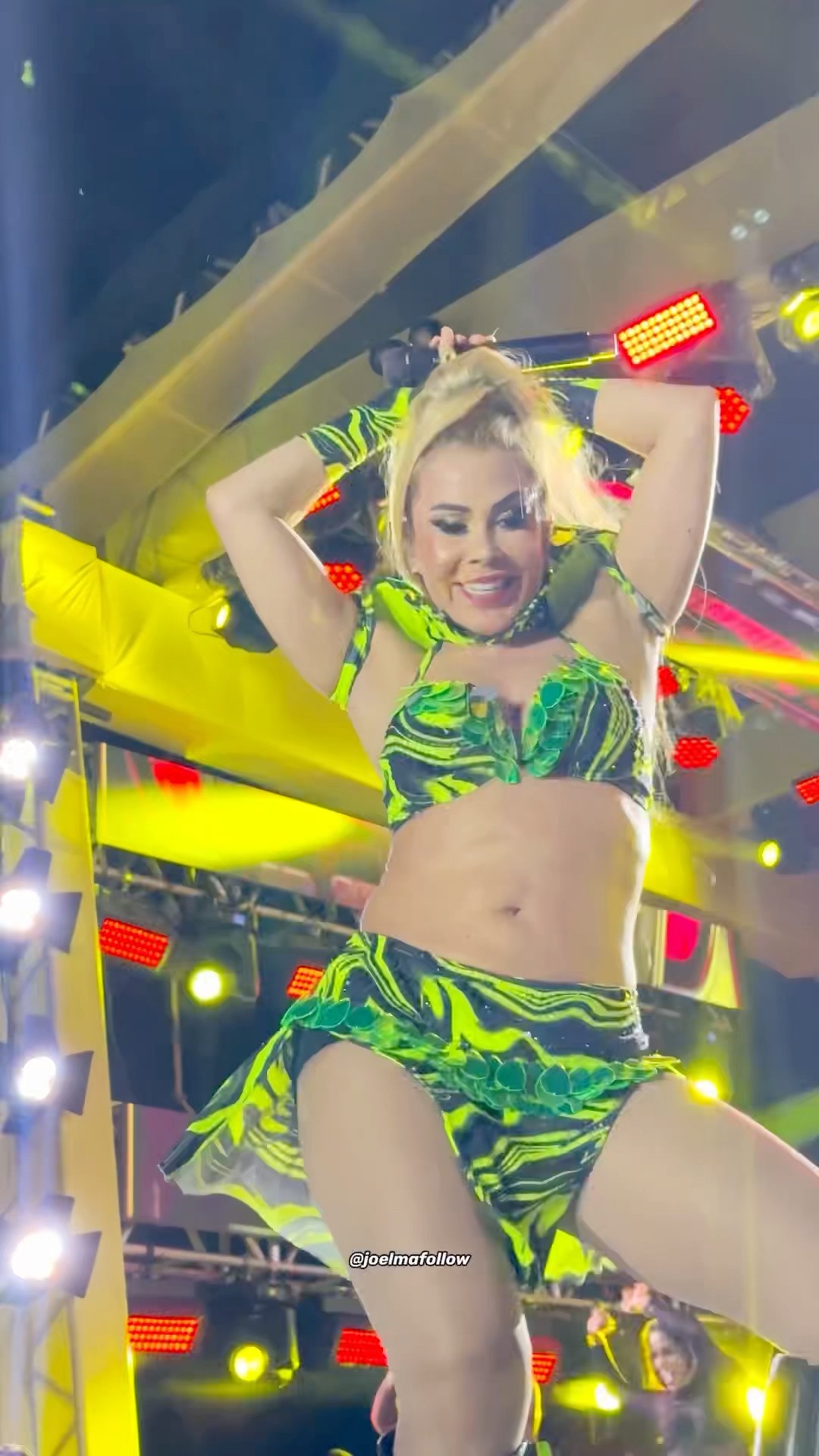 Joelma exibindo o seu shape sarado