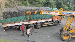 Dhimbam ghat road 12wheel lorry Tyre bursts in hairpin bend with heavy load