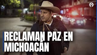 Con sombrero y vestidos de blanco, ciudadanos se manifiestan por Carlos Manzo en Uruapan