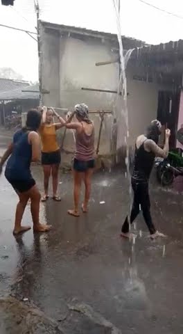 Cewek seksi mandi hujan