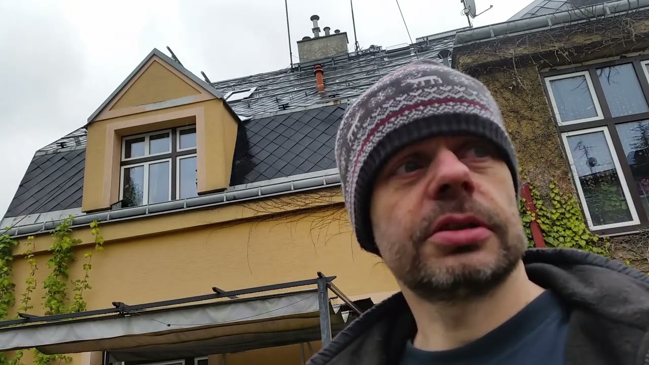 Vytahal jsem v dešti pár solárních panelů na střechu a ani jeden mi nespadl dolů * 220928