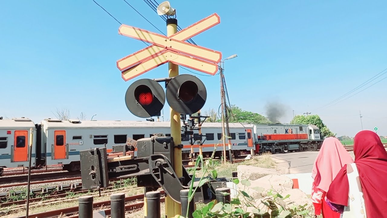 Kereta Berasap Hitam || Hunting for Indonesian Railways || Berburu ...