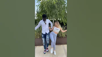 اسود يرقص مع فتاة شقراء Shorts 