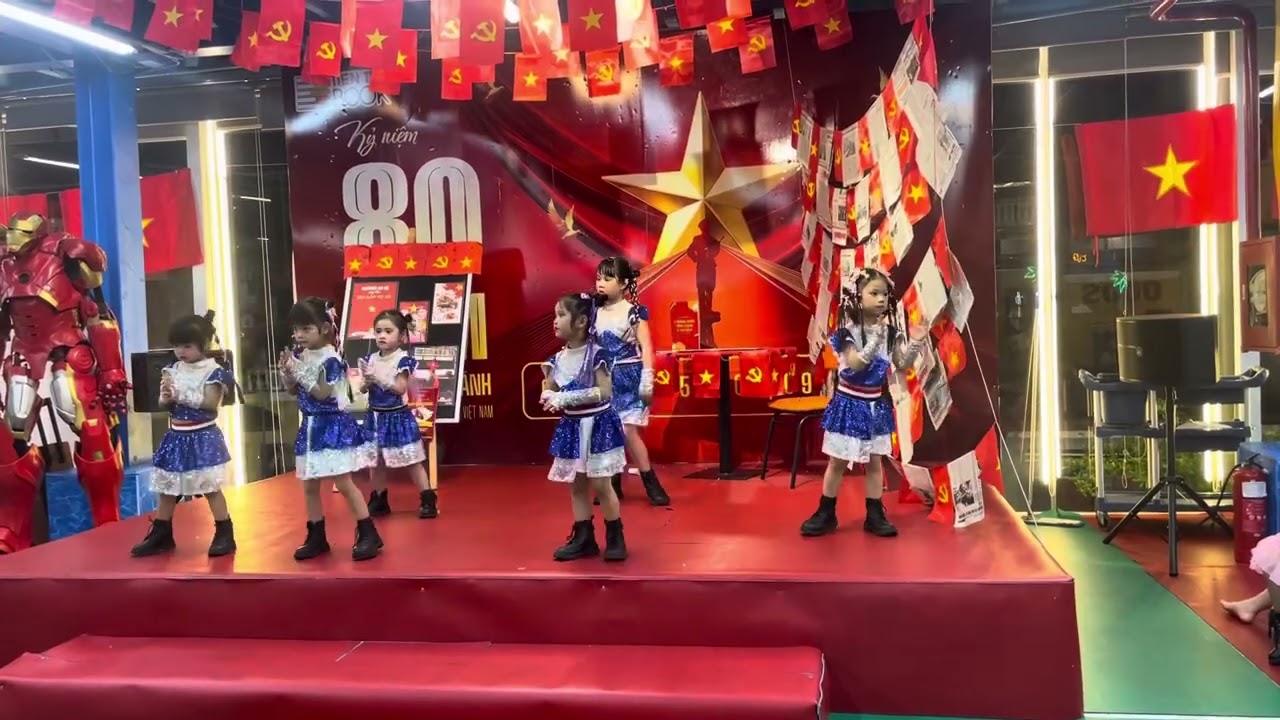 Khi con gái lên sân khấu Đậu( Nhi) 4 tuổi