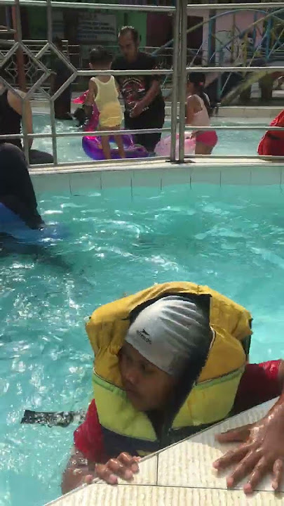 Om Saka dan Tante Hana Berenang di Kolam Renang