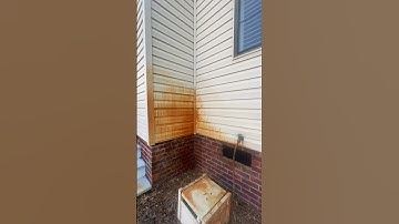 Melting irrigation rust off vinyl siding #pressurewashing #rust