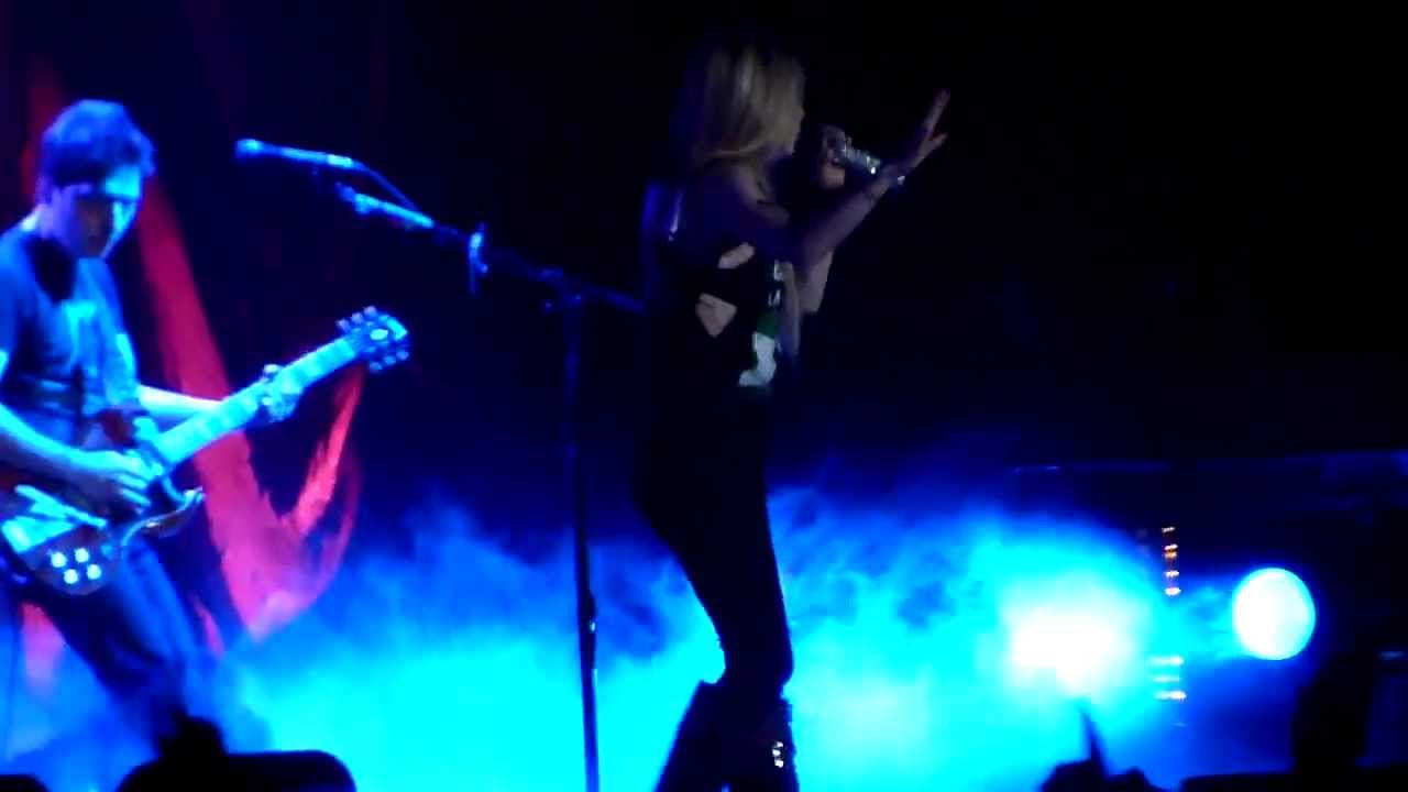 Avril Lavigne - Black Star + What The Hell (Live in Paris) - 01   [HD]