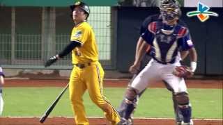20131004 CPBL 犀牛VS象 9下 周思齊一棒揮出去，直逼全壘打牆邊的深遠，可惜差那麼一點就出去了...