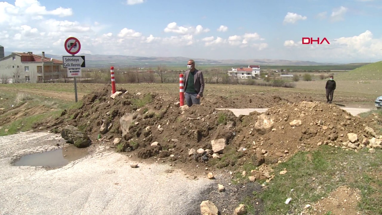 Muhtar, yolları kazarak mahalleye girişi kapattı