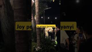 joy pelupesi bernyanyi di acara ulang tahun ET